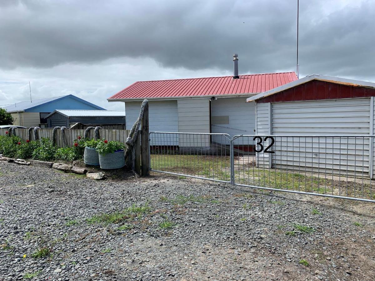 Peaceful Riverfront Cottage In Small Northland Town Te Kopuru Bagian luar foto